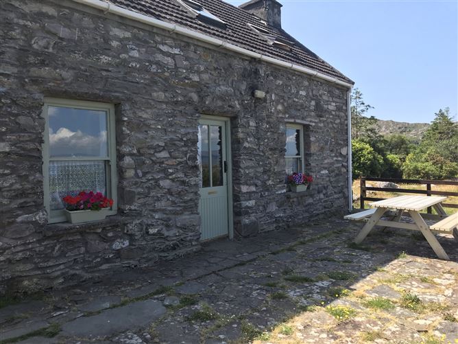 Traditional Cosy Stone Cottage with harbour views ,Eskadour Lauragh