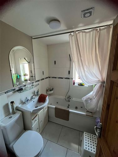 https://photos-a.propertyimages.ie/media/0/0/0/4926000/b5b0c2d6-c824-4371-beec-eccc223db997_l.jpg