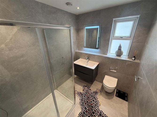 https://photos-a.propertyimages.ie/media/0/0/1/4924100/4046faf8-6d2b-4dcf-9486-cd1f2b8566e6_l.jpg