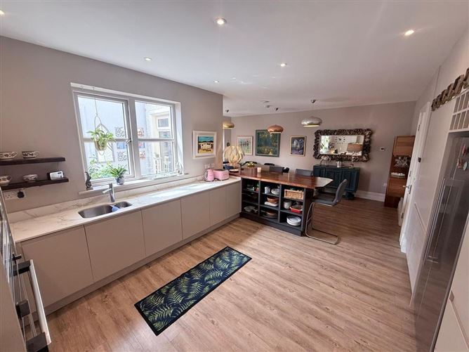 https://photos-a.propertyimages.ie/media/0/0/1/4924100/4046faf8-6d2b-4dcf-9486-cd1f2b8566e6_l.jpg