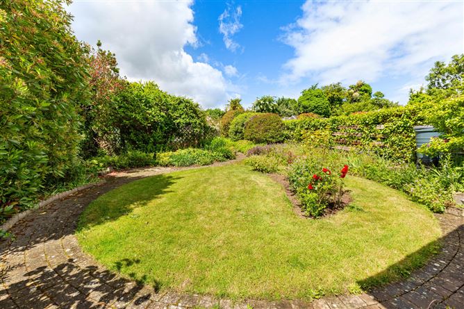 https://photos-a.propertyimages.ie/media/0/0/5/5006500/0ee2807e-9906-4d2d-a0d2-7d88bf39bbc1_l.jpeg