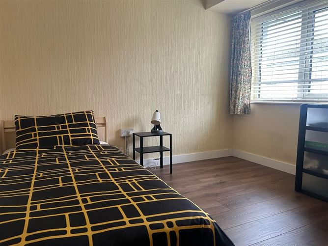 https://photos-a.propertyimages.ie/media/0/0/7/4945700/d677e4e1-1551-48a7-be06-45d201677301_l.jpg