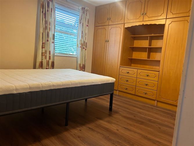 https://photos-a.propertyimages.ie/media/0/0/7/4945700/d677e4e1-1551-48a7-be06-45d201677301_l.jpg