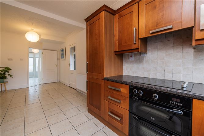 https://photos-a.propertyimages.ie/media/0/0/9/4907900/1b2f35e9-8c7d-438c-9f70-c1400bcb1027_l.jpg