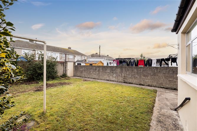 https://photos-a.propertyimages.ie/media/0/0/9/4907900/1b2f35e9-8c7d-438c-9f70-c1400bcb1027_l.jpg