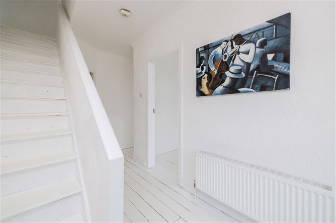 https://photos-a.propertyimages.ie/media/0/0/9/4907900/1b2f35e9-8c7d-438c-9f70-c1400bcb1027_l.jpg