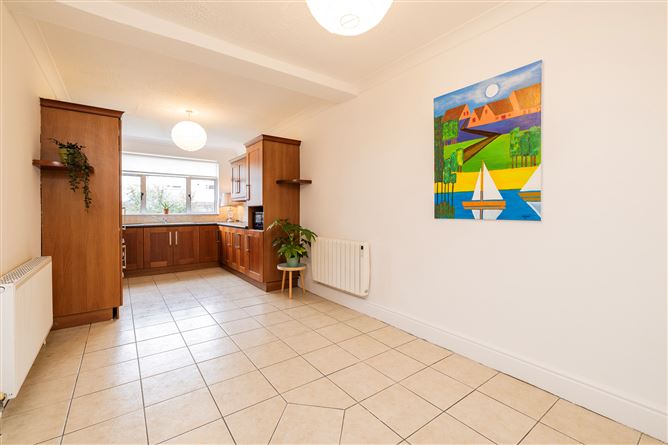 https://photos-a.propertyimages.ie/media/0/0/9/4907900/1b2f35e9-8c7d-438c-9f70-c1400bcb1027_l.jpg