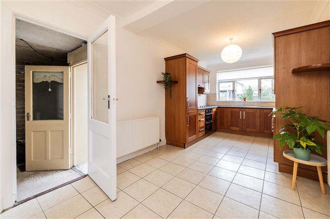 https://photos-a.propertyimages.ie/media/0/0/9/4907900/1b2f35e9-8c7d-438c-9f70-c1400bcb1027_l.jpg