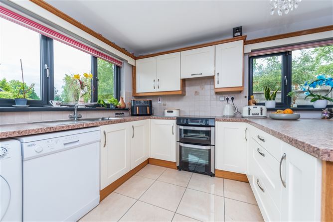 https://photos-a.propertyimages.ie/media/0/0/9/4942900/601c8527-5e2c-435b-8f99-26f7eb333ac9_l.jpg