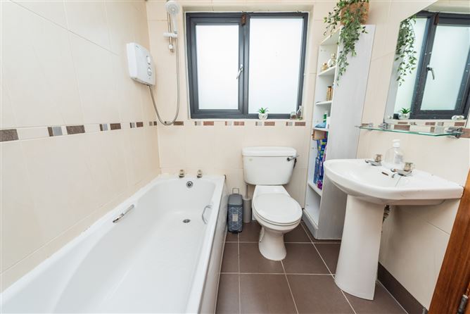 https://photos-a.propertyimages.ie/media/0/0/9/4942900/601c8527-5e2c-435b-8f99-26f7eb333ac9_l.jpg