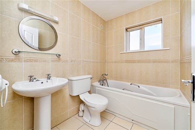 Photo 12 of 22 — 27 Newcastle Woods  Square, Enfield, Meath