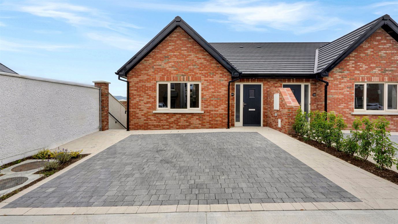3 Bed Split Level Semi-Detached, Hearthfield, Mount Avenue, Dundalk, Co. Louth