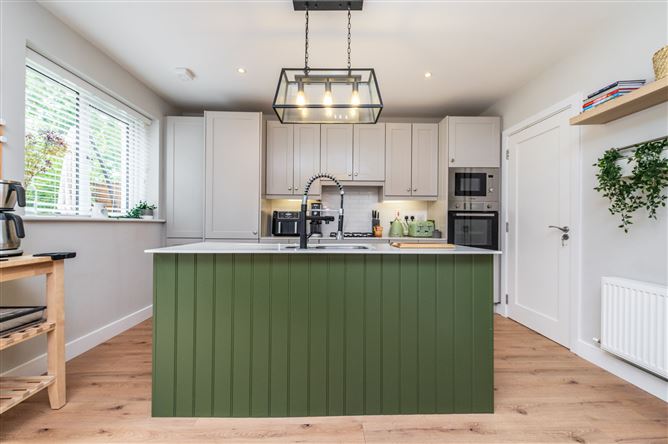 https://photos-a.propertyimages.ie/media/0/1/3/5017310/189380d1-c9b2-4fae-9257-4f27d992eadf_l.jpg
