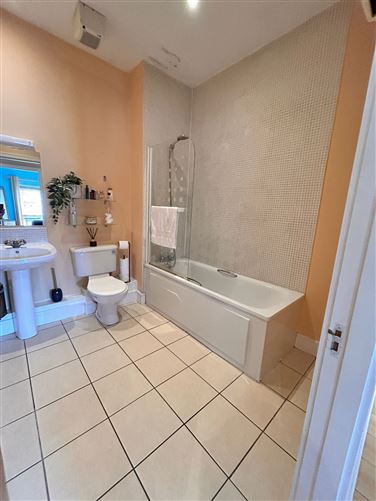 https://photos-a.propertyimages.ie/media/0/1/6/5010610/5a4dcd5e-bd02-4964-bc9c-cf288366cbc9_l.jpg