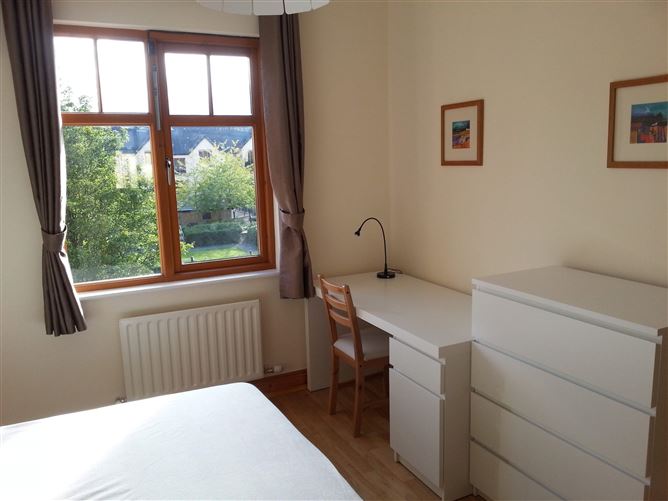 https://photos-a.propertyimages.ie/media/0/1/7/4942710/54a0b3d4-78a2-46e3-8b67-5ff57b945871_l.jpg