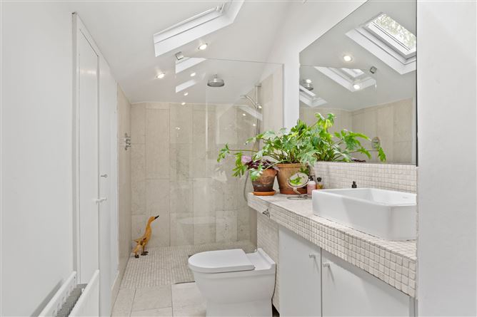 https://photos-a.propertyimages.ie/media/0/1/7/4997710/f6345890-b3c6-4b41-bbba-36c6c942df8f_l.png