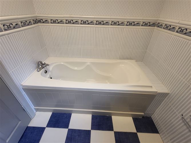 11 Earls Court Lough Rinn, Mohill, Leitrim