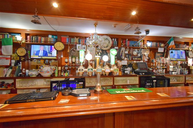 Photo 11 of 33 — Garvey'S Dew Drop Inn, Market Square, Charlestown, Mayo