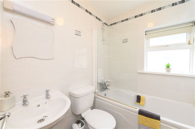23 The Oaks, Classes Lake, Ovens, Co. Cork