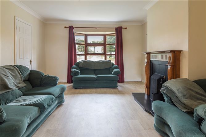 https://photos-a.propertyimages.ie/media/0/3/2/4958230/6c175257-128b-41f3-9ae5-42515d124d89_l.jpg