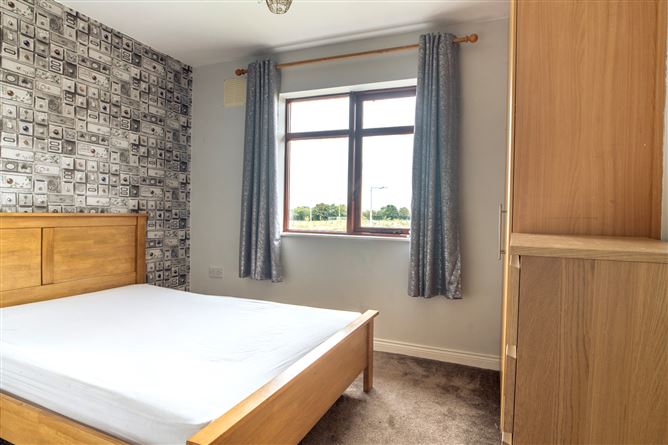 https://photos-a.propertyimages.ie/media/0/3/2/4958230/6c175257-128b-41f3-9ae5-42515d124d89_l.jpg