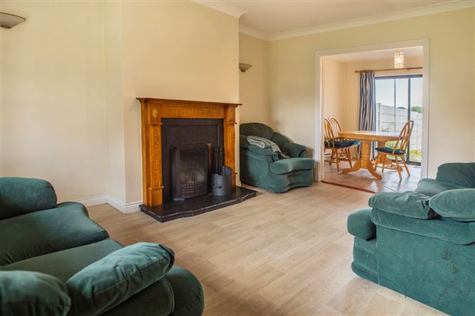 https://photos-a.propertyimages.ie/media/0/3/2/4958230/6c175257-128b-41f3-9ae5-42515d124d89_l.jpg