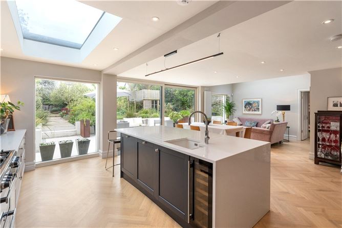 https://photos-a.propertyimages.ie/media/0/3/3/4925330/462e0f36-83d8-45be-aaa8-87a97ae60b1e_l.jpg
