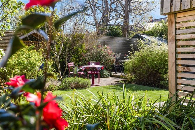 https://photos-a.propertyimages.ie/media/0/3/3/4925330/462e0f36-83d8-45be-aaa8-87a97ae60b1e_l.jpg