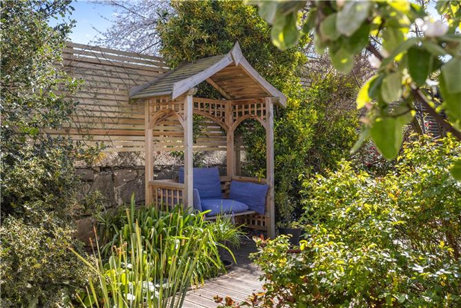 https://photos-a.propertyimages.ie/media/0/3/3/4925330/462e0f36-83d8-45be-aaa8-87a97ae60b1e_l.jpg