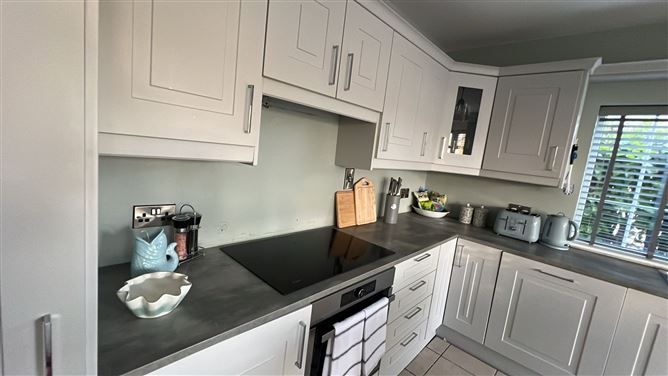 https://photos-a.propertyimages.ie/media/0/3/3/4936330/2bb9cae0-b3a9-4751-b19e-e5887f6750a4_l.jpg
