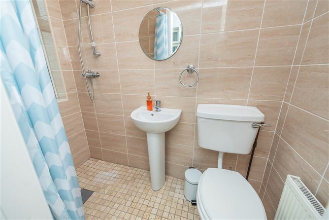 https://photos-a.propertyimages.ie/media/0/3/9/4953930/c9b10ff7-998f-46b4-abc0-faf65f78a4fc_l.jpg