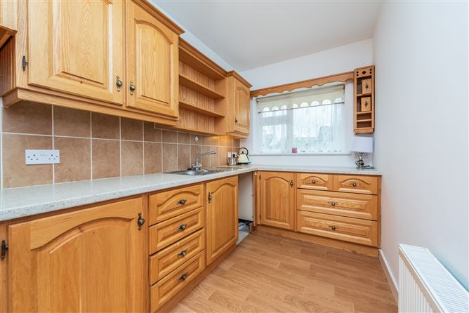 https://photos-a.propertyimages.ie/media/0/3/9/4953930/c9b10ff7-998f-46b4-abc0-faf65f78a4fc_l.jpg