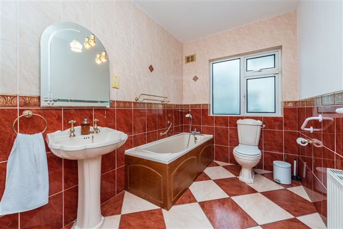 https://photos-a.propertyimages.ie/media/0/3/9/4953930/c9b10ff7-998f-46b4-abc0-faf65f78a4fc_l.jpg