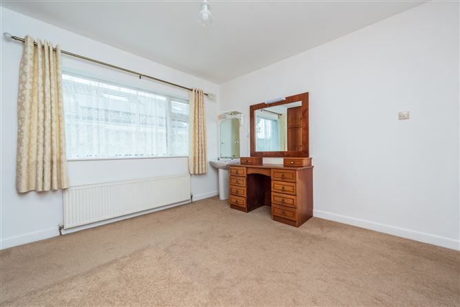 https://photos-a.propertyimages.ie/media/0/3/9/4953930/c9b10ff7-998f-46b4-abc0-faf65f78a4fc_l.jpg