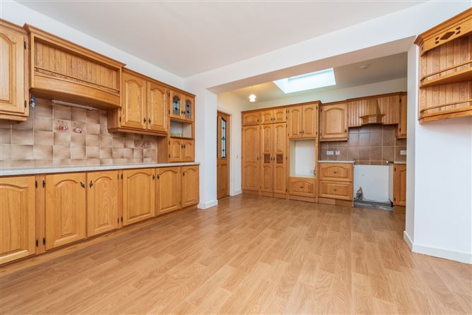 https://photos-a.propertyimages.ie/media/0/3/9/4953930/c9b10ff7-998f-46b4-abc0-faf65f78a4fc_l.jpg