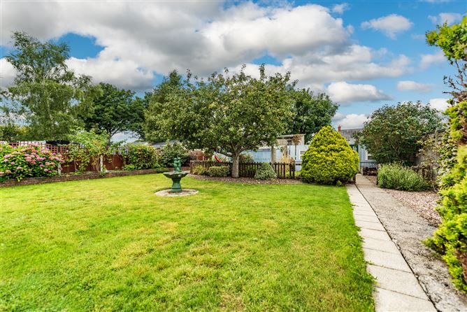 https://photos-a.propertyimages.ie/media/0/3/9/4953930/c9b10ff7-998f-46b4-abc0-faf65f78a4fc_l.jpg