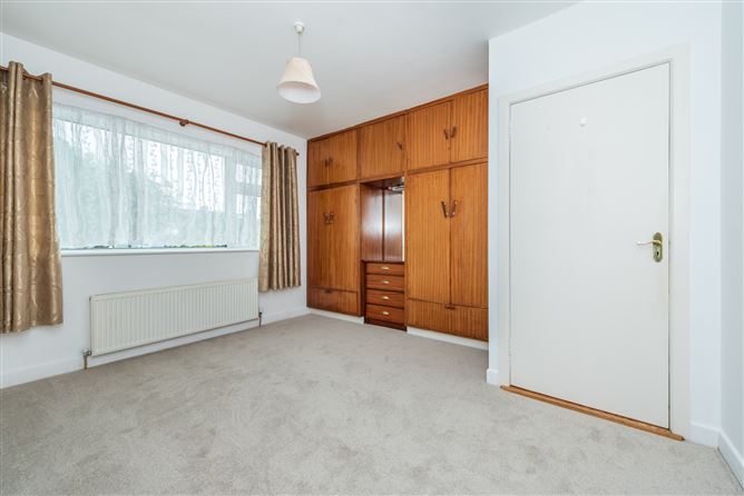 https://photos-a.propertyimages.ie/media/0/3/9/4953930/c9b10ff7-998f-46b4-abc0-faf65f78a4fc_l.jpg