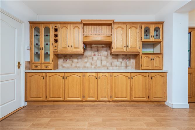 https://photos-a.propertyimages.ie/media/0/3/9/4953930/c9b10ff7-998f-46b4-abc0-faf65f78a4fc_l.jpg