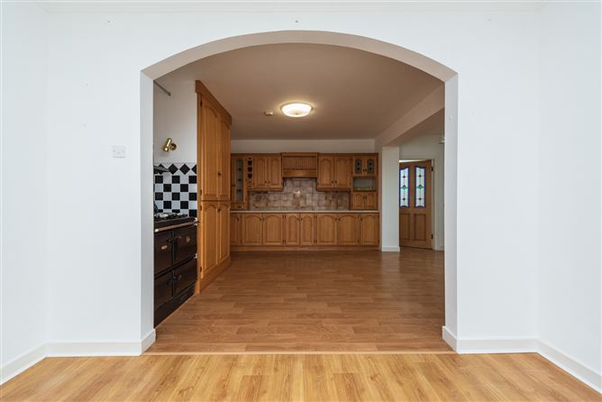 https://photos-a.propertyimages.ie/media/0/3/9/4953930/c9b10ff7-998f-46b4-abc0-faf65f78a4fc_l.jpg