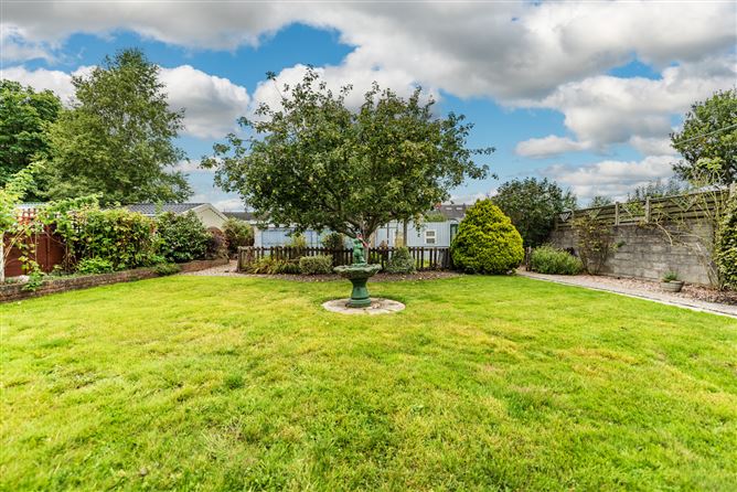 https://photos-a.propertyimages.ie/media/0/3/9/4953930/c9b10ff7-998f-46b4-abc0-faf65f78a4fc_l.jpg