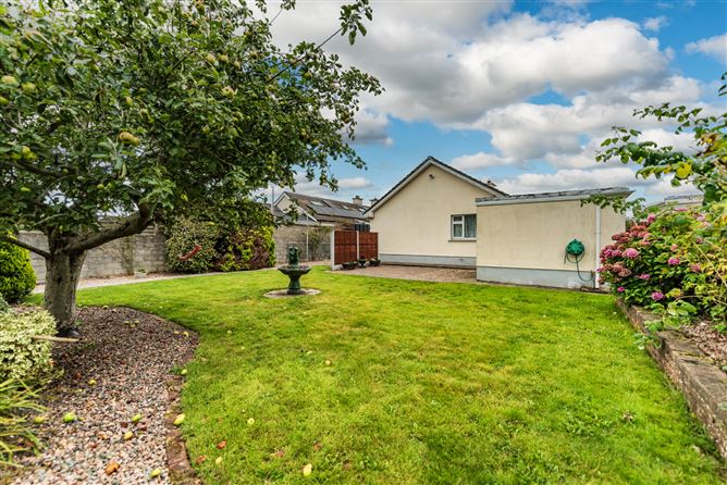 https://photos-a.propertyimages.ie/media/0/3/9/4953930/c9b10ff7-998f-46b4-abc0-faf65f78a4fc_l.jpg