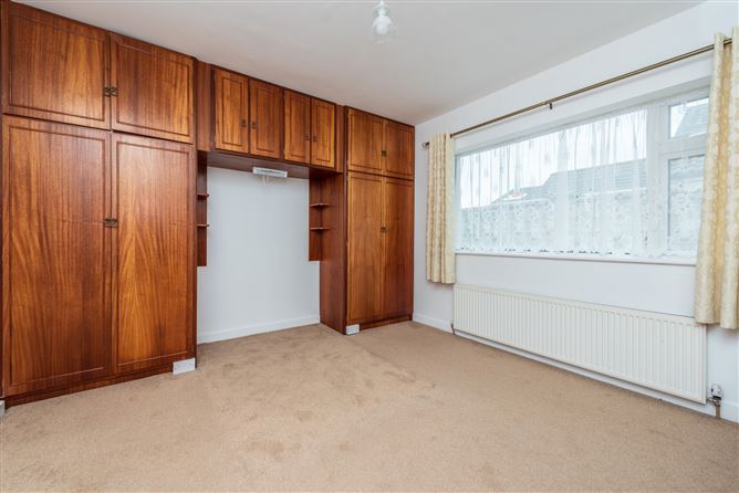 https://photos-a.propertyimages.ie/media/0/3/9/4953930/c9b10ff7-998f-46b4-abc0-faf65f78a4fc_l.jpg