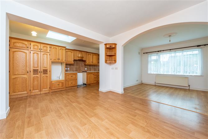 https://photos-a.propertyimages.ie/media/0/3/9/4953930/c9b10ff7-998f-46b4-abc0-faf65f78a4fc_l.jpg