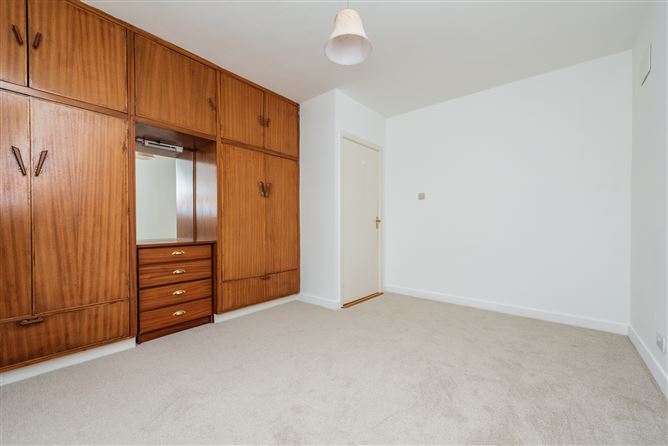https://photos-a.propertyimages.ie/media/0/3/9/4953930/c9b10ff7-998f-46b4-abc0-faf65f78a4fc_l.jpg