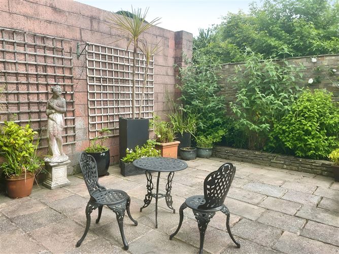 6 Woodside, Waterfall, Cork