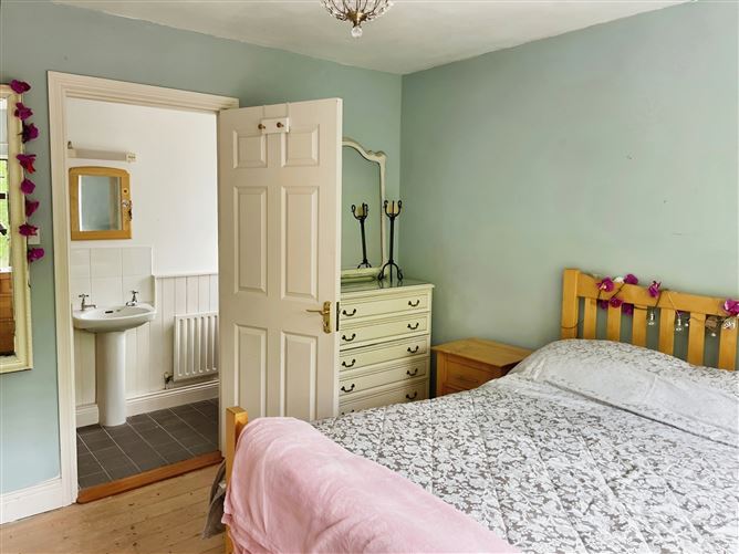 6 Woodside, Waterfall, Cork