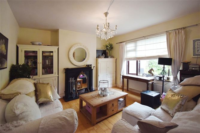6 Woodside, Waterfall, Cork