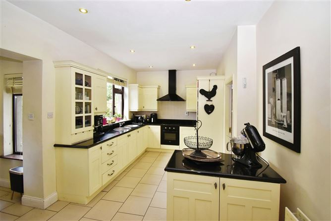 6 Woodside, Waterfall, Cork
