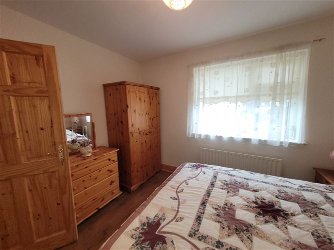 No .4 Larkfield Lawns, Dromahair, Leitrim