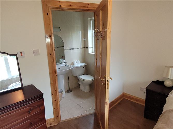 No .4 Larkfield Lawns, Dromahair, Leitrim